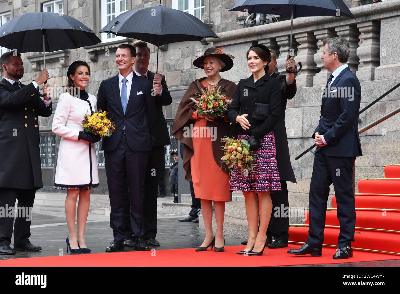 Copenhague/Danemark 02 octobre 2018.. Famille raoyale danoise H.M. la Reine Margrethe II arrive seule la première fois après que son mari prince henriks mort prince héritier Frederik et prix de la Couronne Marie et le prince joachim et princesse marie et princesse Benedikt et la famille royale a été accueilli par les membres élus du Parlement danois et président du Parlement MS.Pia Kjarsgaard au danemark parliamenet cérémonie ouverte chaque année chaque année comme cette année aussi à christiansborg à Copenhague Danemark. Photo. .Francis Joseph Dean / Deanpictures. Banque D'Images