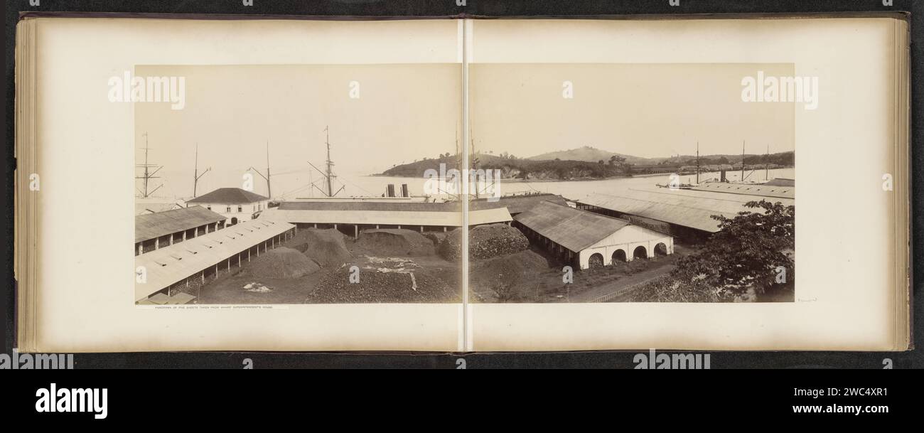 Vue sur les bâtiments, les quais et les environs de Tanjong Pagar Dock Co. Ltd À Singapour, G.R. Lambert & Co. (Attribué à), c. 1890 - dans ou avant 1905 photographie Panorama composé de cinq estampes. Fait partie de l'album photo de Tanjong Pagar Dock Co. Ltd À Singapour. Singapour support photographique albumen print chantier naval, Shipdock. l'industrie de la construction navale. jetée, quai, quai Singapour Banque D'Images