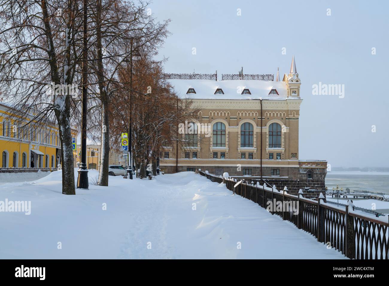 La construction de la Nouvelle Bourse des céréales et le remblai de la Volga un jour de janvier. Rybinsk, région de Yaroslavl. Russie Banque D'Images