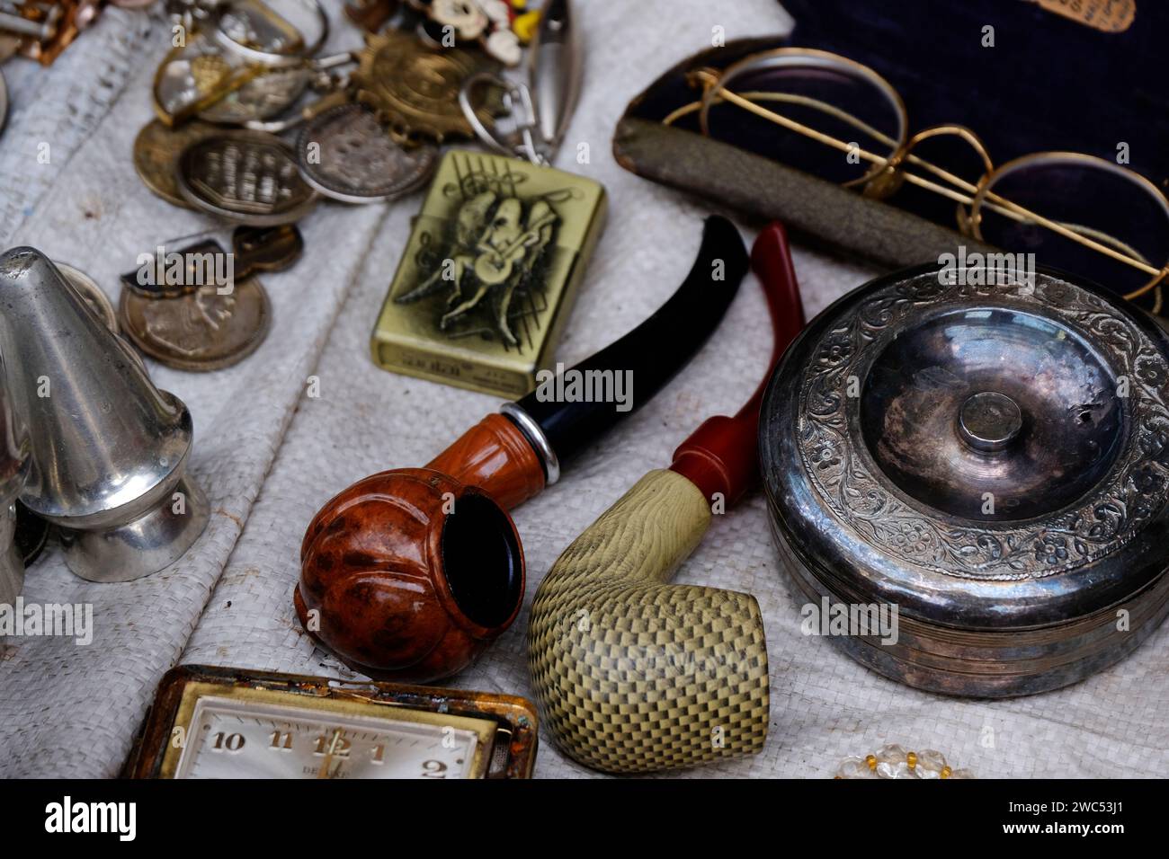 22 décembre 2023, Pune, Indian Street vendeurs vendent de vieux objets antiques sur les routes et les endroits achalandés pendant la foire locale. Banque D'Images