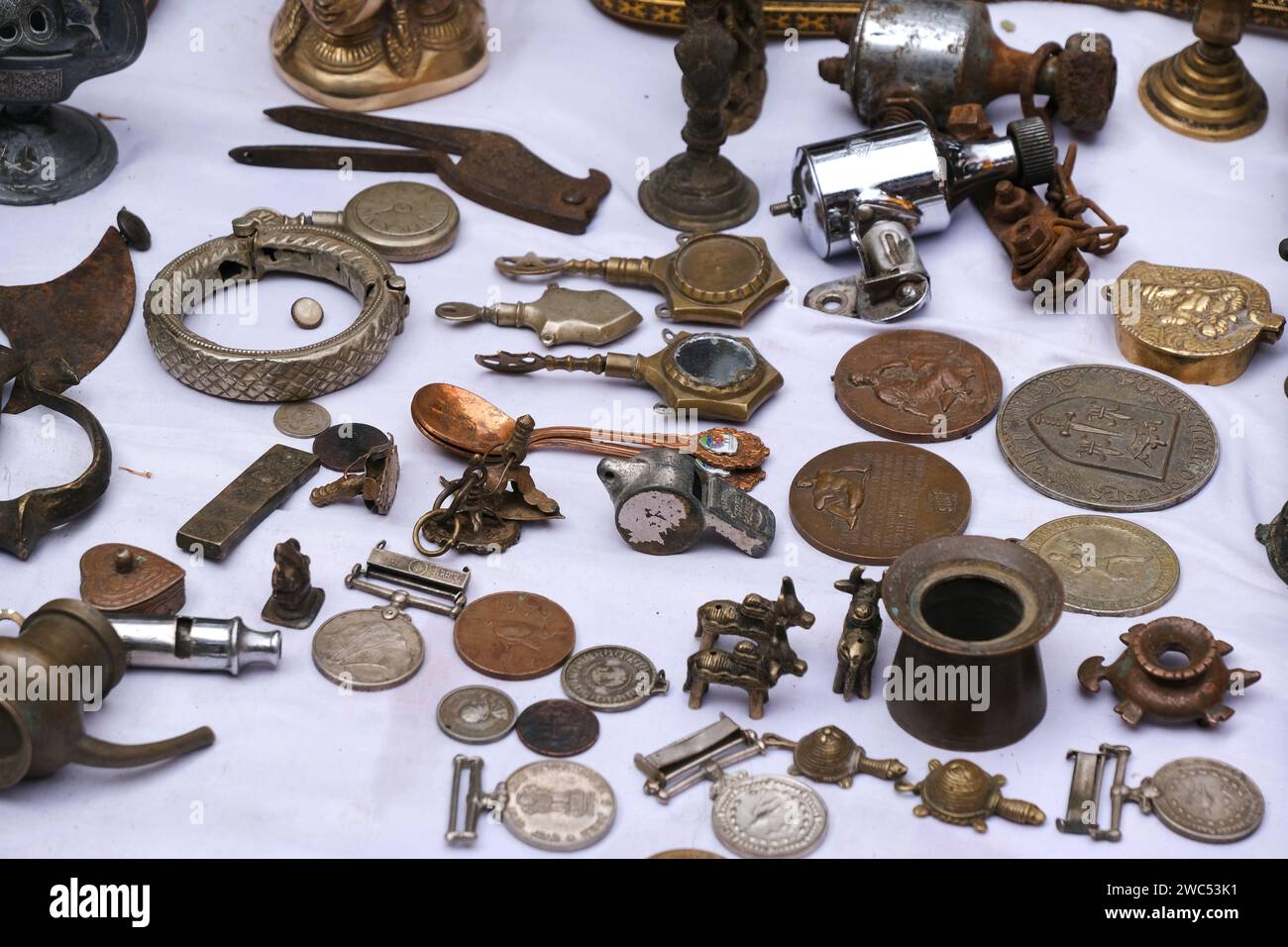 22 décembre 2023, Pune, Indian Street vendeurs vendent de vieux objets antiques sur les routes et les endroits achalandés pendant la foire locale. Banque D'Images