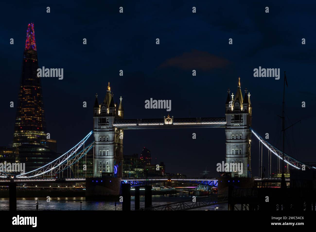 Shard Lights 2023 display & Tower Bridge, Londres, Angleterre. Banque D'Images