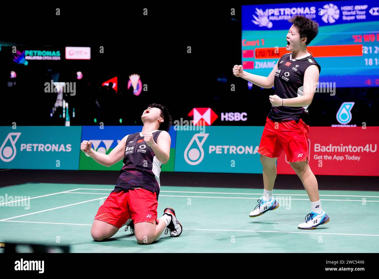 China's Liu Sheng Shu, right, and Tan Ning celebrate after defeating compatriots China's Zhang Shu Xian and Zheng Yu in their women's doubles badminton final match at the Malaysia Open badminton tournament at Bukit Jalil Axiata Arena in Kuala Lumpur, Malaysia, Sunday, Jan. 14, 2024. (AP Photo/Kien Huo) Banque D'Images