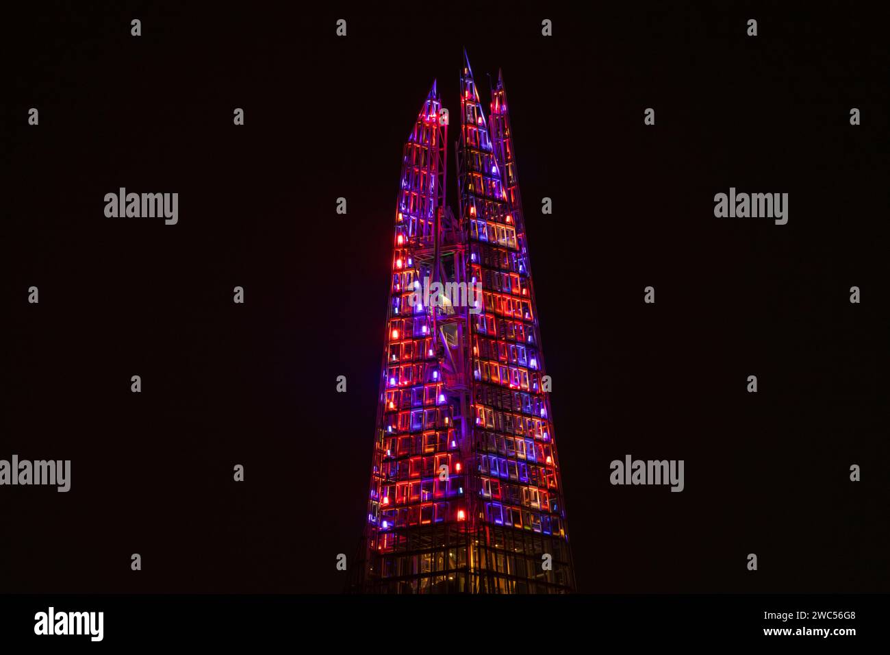 Illuminations lumineuses colorées sur The Shard, Londres, Angleterre. Cela faisait partie de l'écran Shard Lights 2023. Banque D'Images