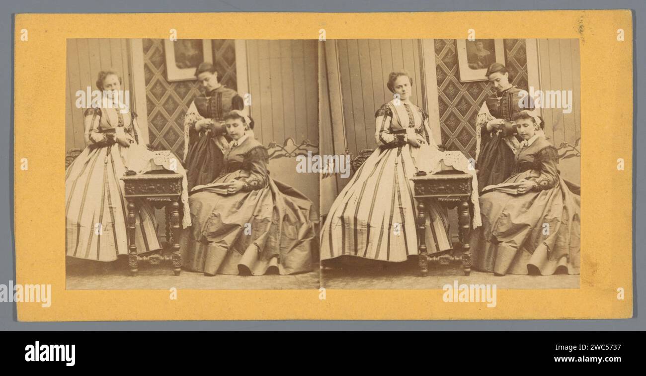 Trois femmes avec des fournitures pour l'artisanat, anonyme, c. 1850 - c. 1880 stéréographe Europe carton. support photographique albumen print artisanat, hobbies (activités de loisirs). dentelle Europe Banque D'Images