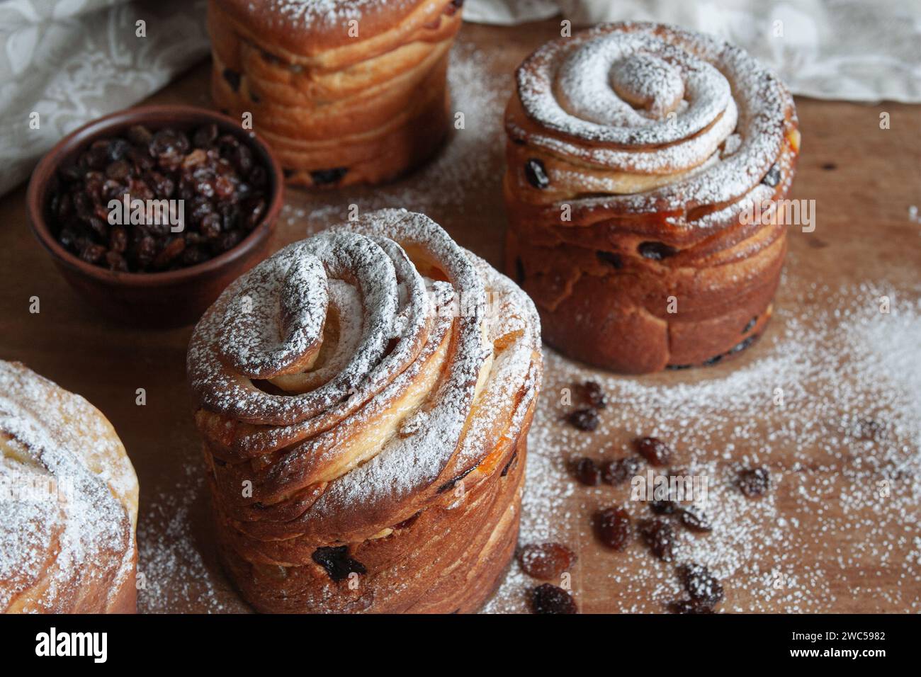 Joyeuses pâques. Gâteaux de Pâques traditionnels, kraffins maison aux raisins secs, fruits confits. Mise au point sélective. Gros plan de Cruffin maison. Backgrou en bois Banque D'Images