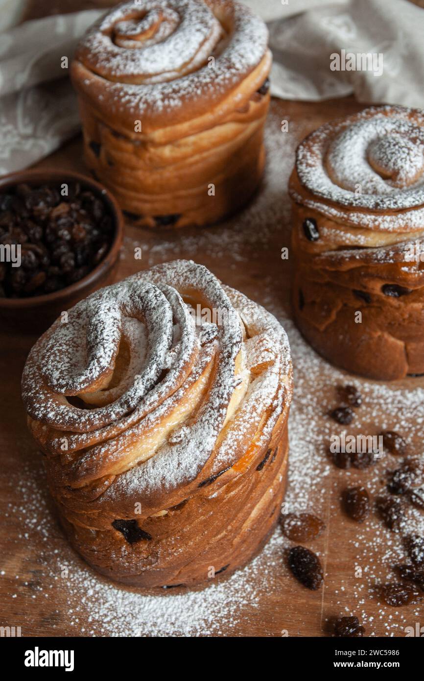 Joyeuses pâques. Gâteaux de Pâques traditionnels, kraffins maison aux raisins secs, fruits confits. Mise au point sélective. Gros plan de Cruffin maison. Backgrou en bois Banque D'Images