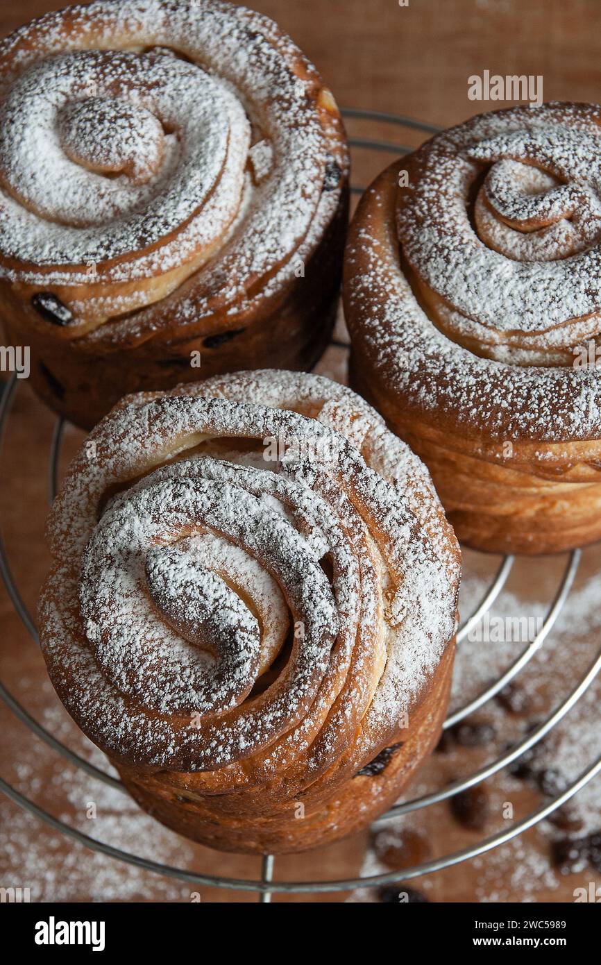 Joyeuses pâques. Gâteaux de Pâques traditionnels, kraffins maison aux raisins secs, fruits confits. Mise au point sélective. Gros plan de Cruffin maison. Backgrou en bois Banque D'Images