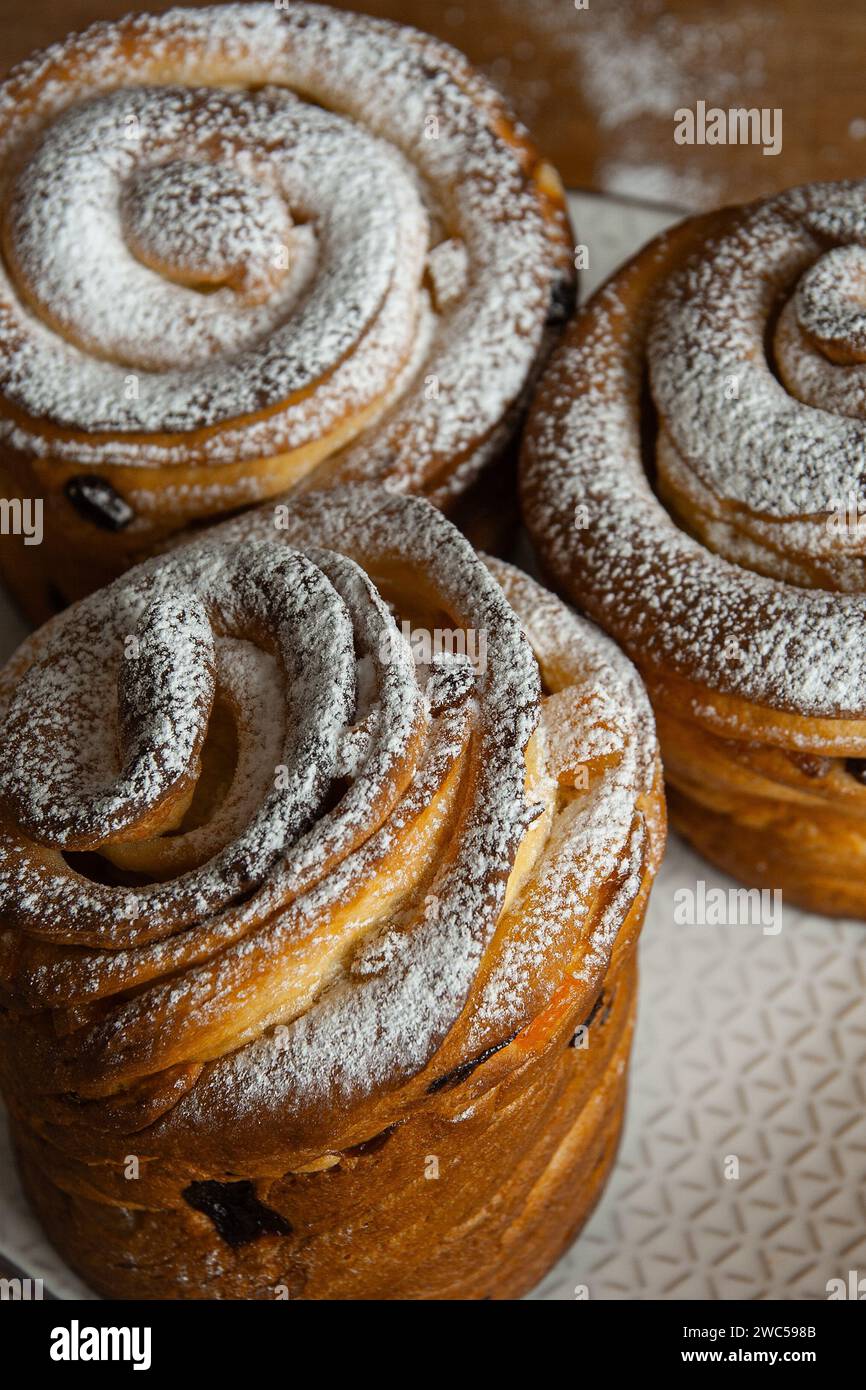 Joyeuses pâques. Gâteaux de Pâques traditionnels, kraffins maison aux raisins secs, fruits confits. Mise au point sélective. Gros plan de Cruffin maison. Backgrou en bois Banque D'Images