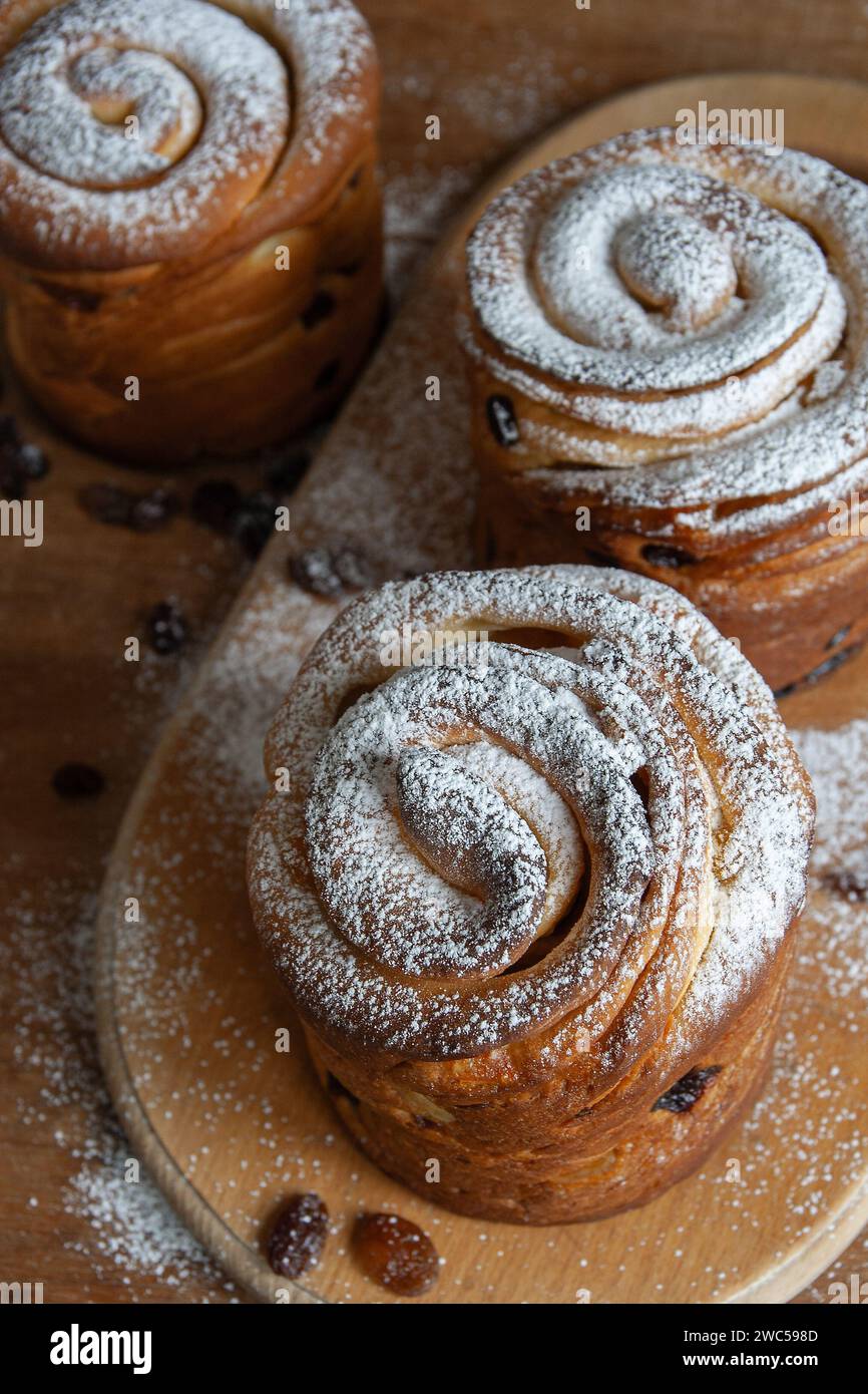 Joyeuses pâques. Gâteaux de Pâques traditionnels, kraffins maison aux raisins secs, fruits confits. Mise au point sélective. Gros plan de Cruffin maison. Backgrou en bois Banque D'Images