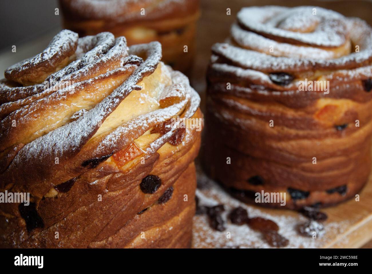 Joyeuses pâques. Gâteaux de Pâques traditionnels, kraffins maison aux raisins secs, fruits confits. Mise au point sélective. Gros plan de Cruffin maison. Backgrou en bois Banque D'Images