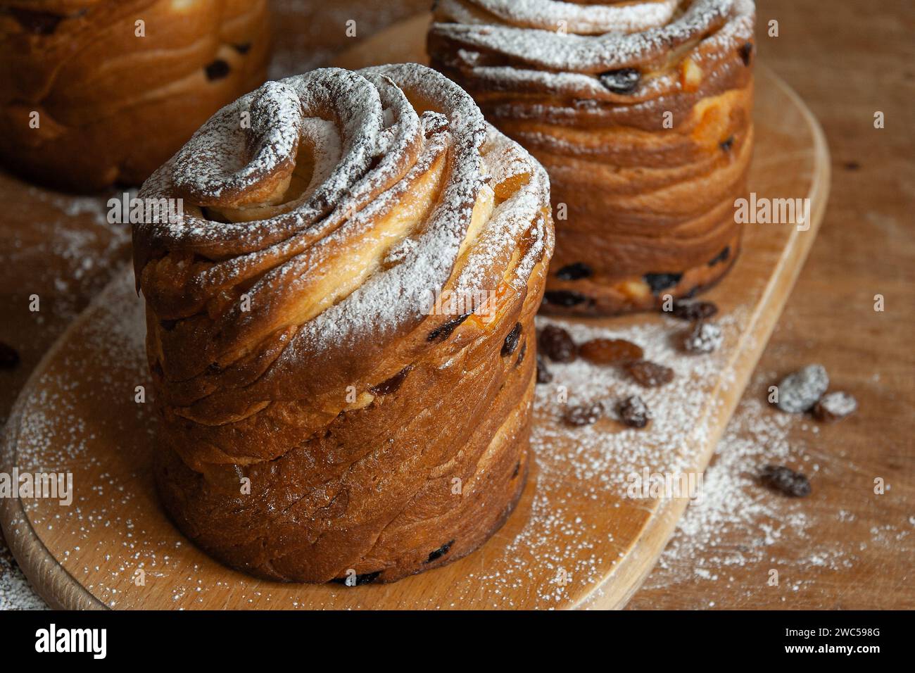 Joyeuses pâques. Gâteaux de Pâques traditionnels, kraffins maison aux raisins secs, fruits confits. Mise au point sélective. Gros plan de Cruffin maison. Backgrou en bois Banque D'Images