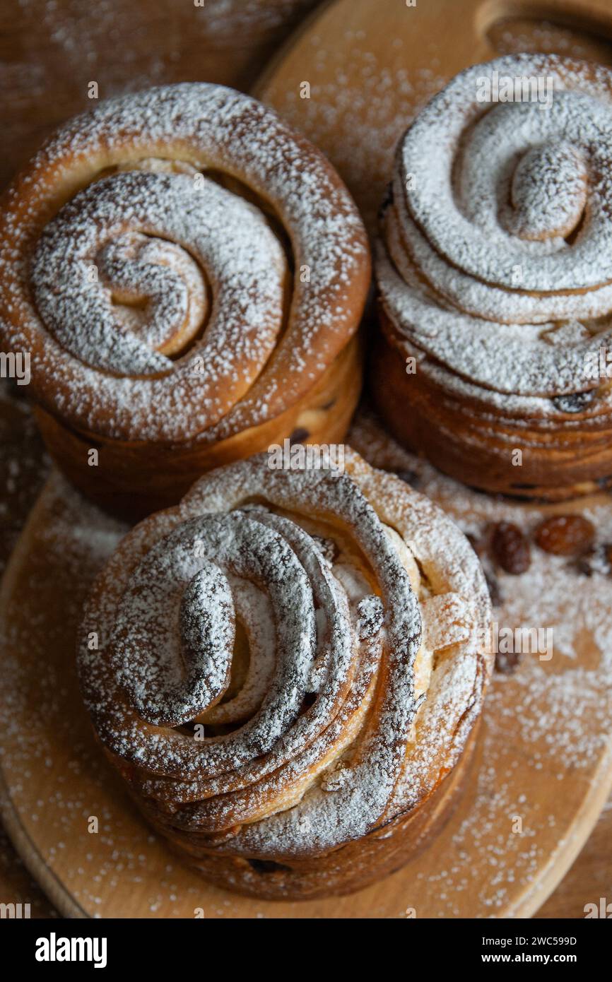 Joyeuses pâques. Gâteaux de Pâques traditionnels, kraffins maison aux raisins secs, fruits confits. Mise au point sélective. Gros plan de Cruffin maison. Backgrou en bois Banque D'Images