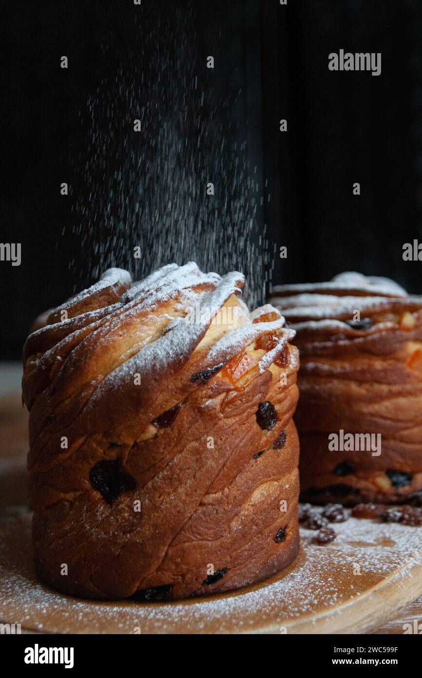Joyeuses pâques. Gâteaux de Pâques traditionnels, kraffins maison aux raisins secs, fruits confits. Mise au point sélective. Gros plan de Cruffin maison. Backgroun noir Banque D'Images