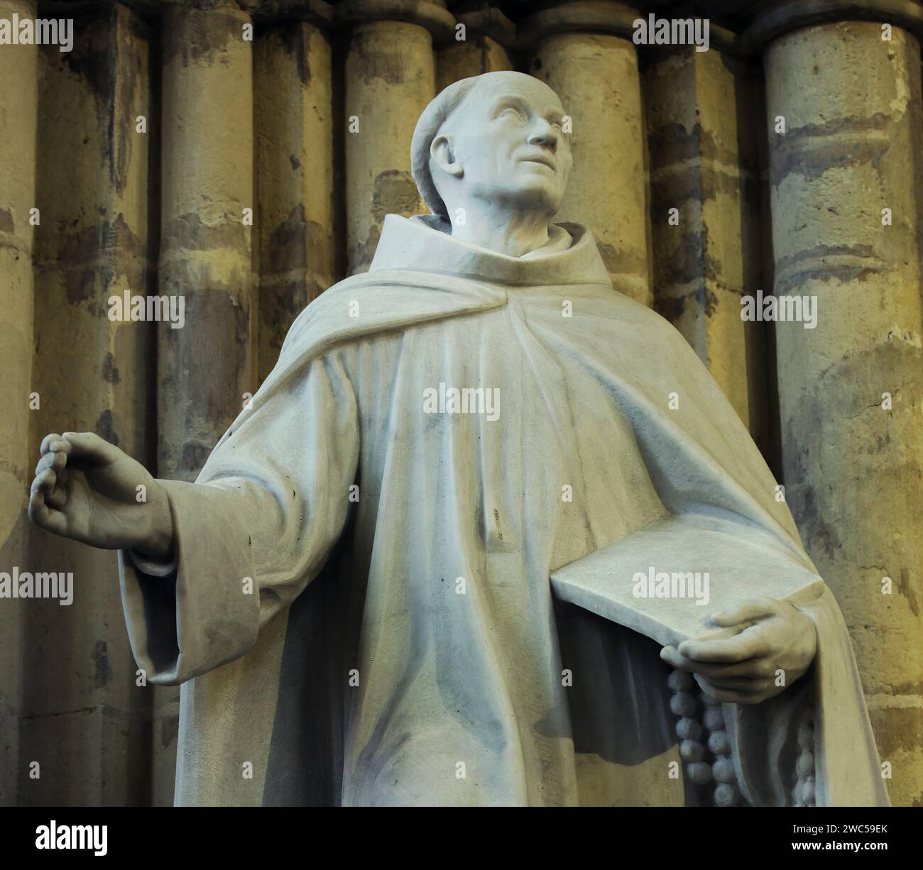 Révérence en pierre : le moine de la cathédrale de Gand Banque D'Images