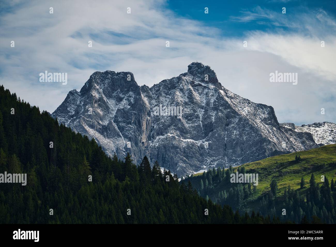 Lechtaler Berge im wunderschönem Obergiblen aufgenommen. Neben der wundervollen Spitze liegt der Sonnenkogel und die Ruitelspitze. Banque D'Images