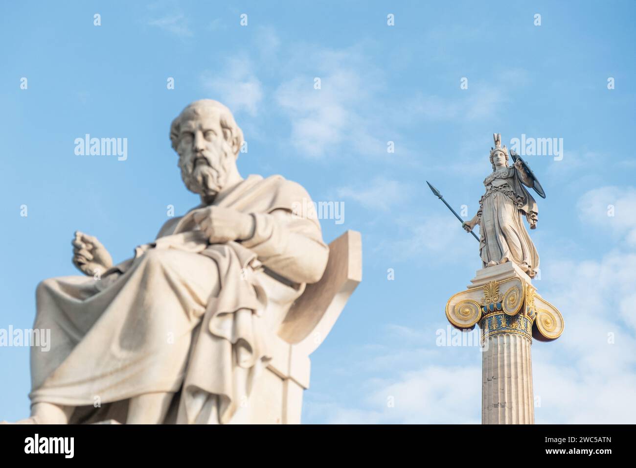 Statue de Platon et colonne d'Athéna de l'Académie d'Athènes, Grèce. Mise au point sélective. Focus sur la statue de la déesse. Art grec ancien Site d'intérêt populaire Banque D'Images