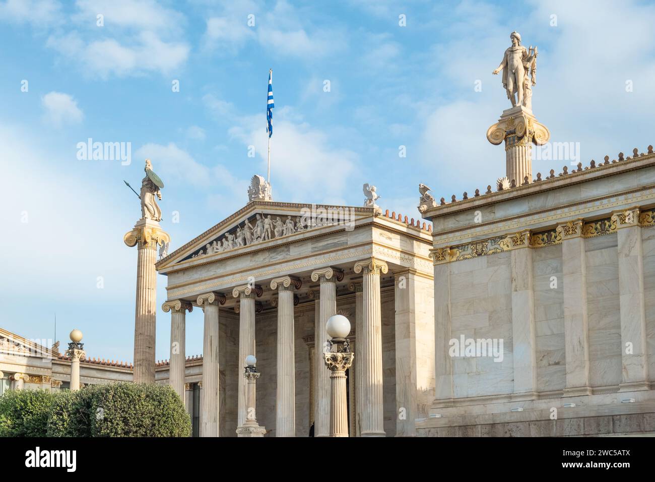 Académie d'Athènes avec colonne de marbre avec sculptures d'Apollon et Athéna à Athènes, Grèce. Monument populaire et destination de voyage Banque D'Images