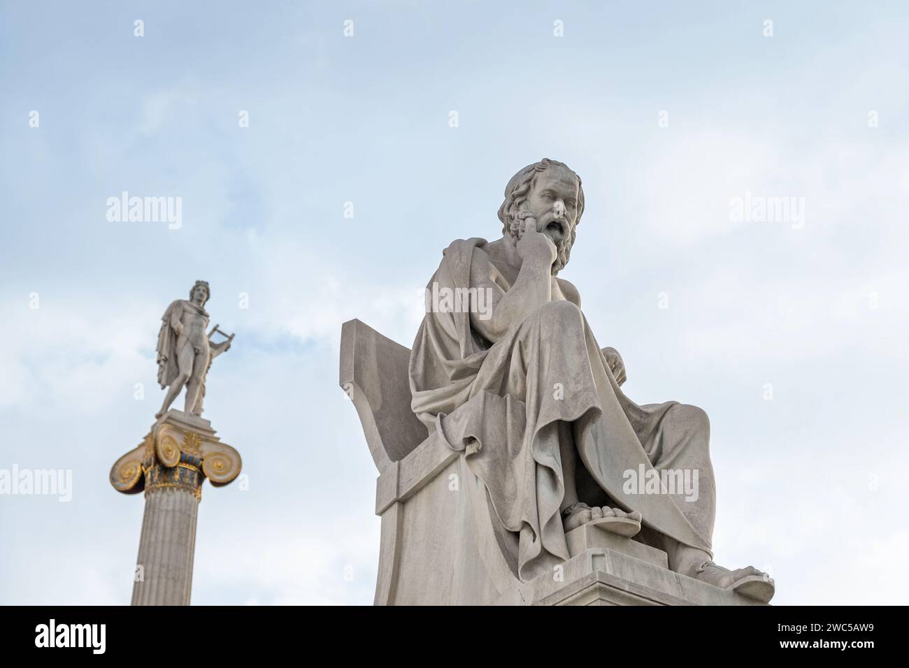 Colonne d'Apollon avec statue de Socrate de l'Académie d'Athènes, Grèce. Mise au point sélective. Focus sur statue philosophe. Art grec ancien Populaire Banque D'Images