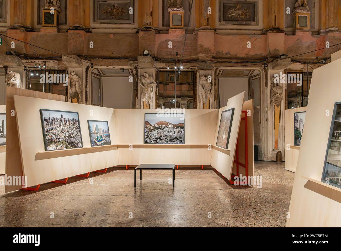 Une exposition du photographe italien Gabriele Basilico (1944 -2013) - (paysages urbains contemporains) - au Palazzo Reale à Milan, Italie, Europe Banque D'Images