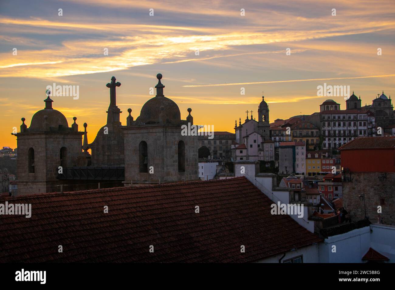 Vue sur le centre-ville de Porto depuis la cathédrale au coucher du soleil, Portugal Banque D'Images