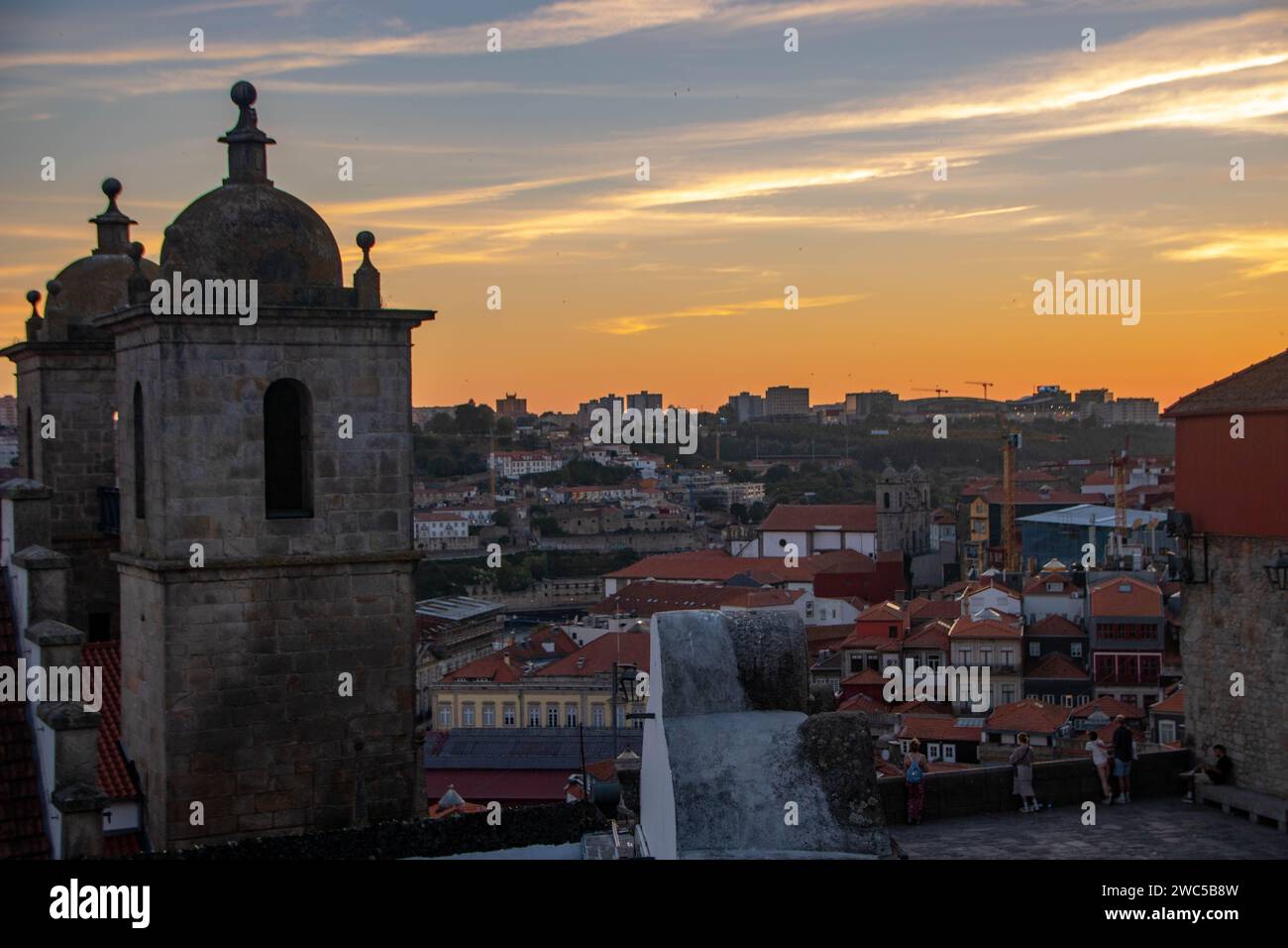 Vue sur le centre-ville de Porto depuis la cathédrale au coucher du soleil, Portugal Banque D'Images