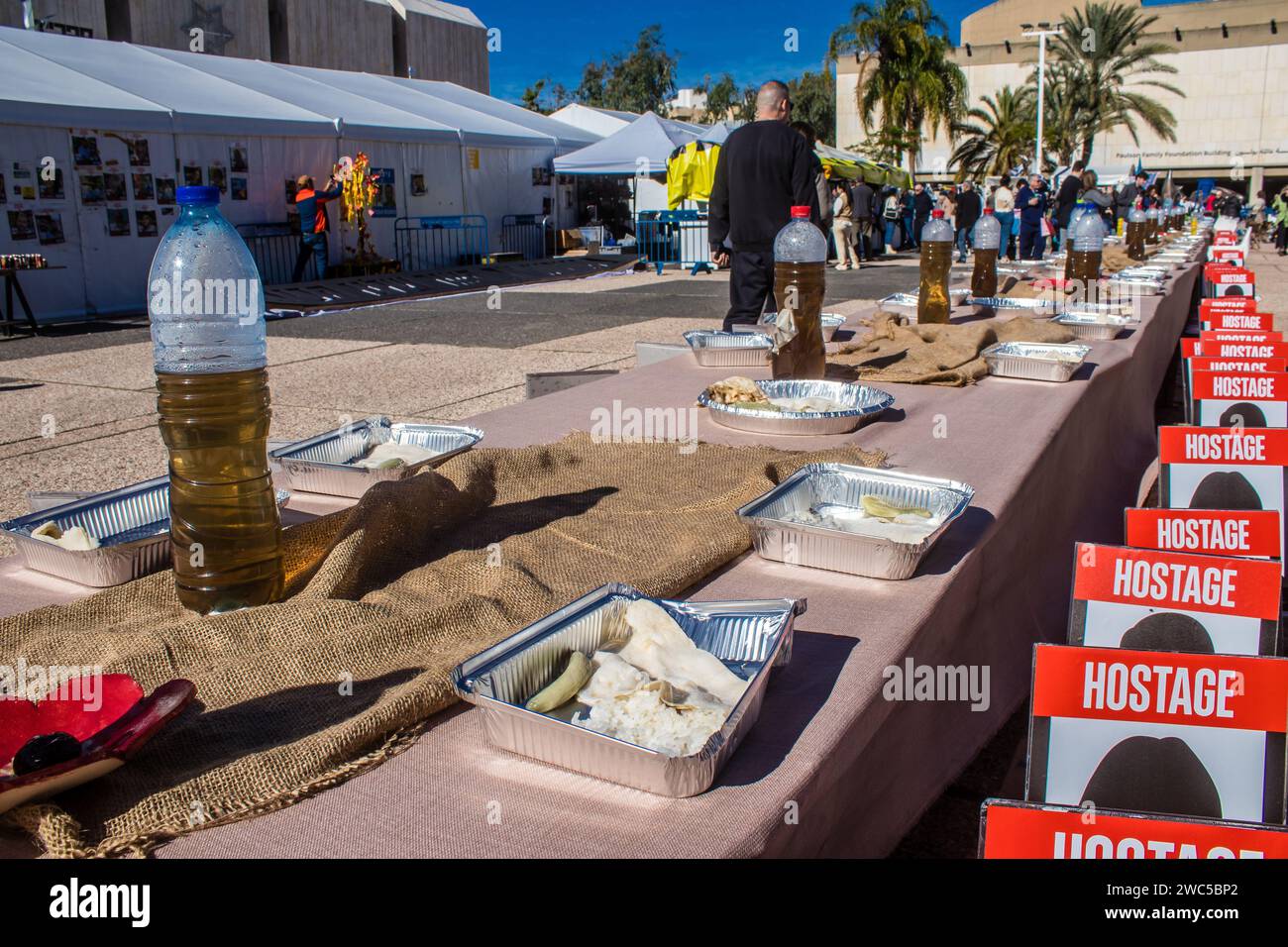 Tel Aviv, Israël - 13 janvier 2024 l’équipe « Bring Them Home Now » a installé une table avec des couverts au milieu de la place. Chaque siège représente un o Banque D'Images