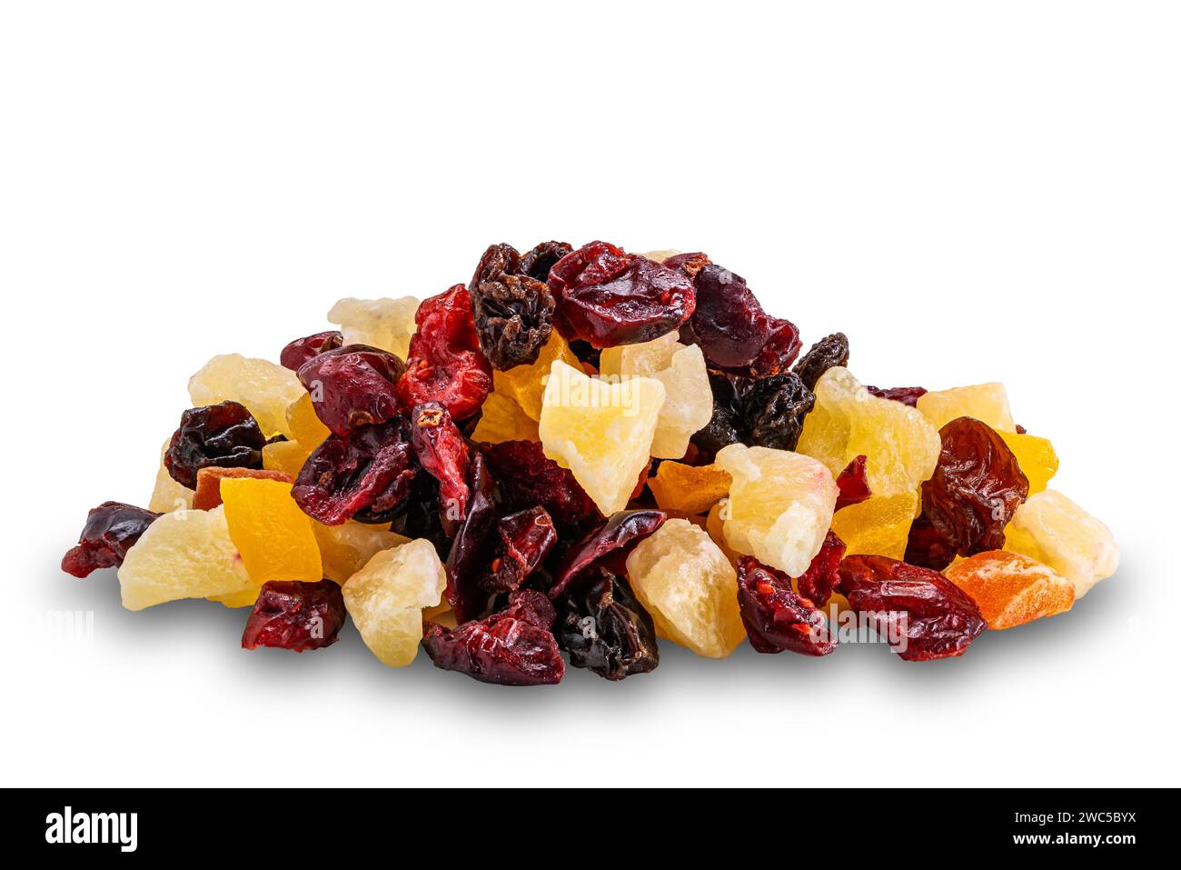 Pile de divers fruits tropicaux séchés isolés sur fond blanc avec chemin de découpage. Banque D'Images