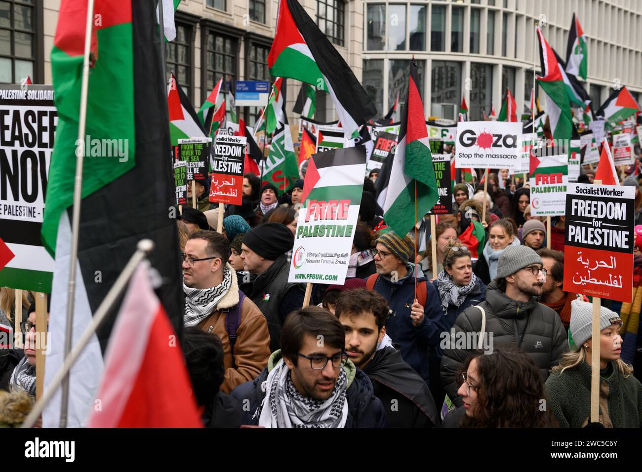 Manifestants dans une marche pro-palestinienne, appelant à un cessez-le-feu de l'offensive militaire en cours à Gaza par les forces de défense israéliennes. La marche a commencé un Banque D'Images