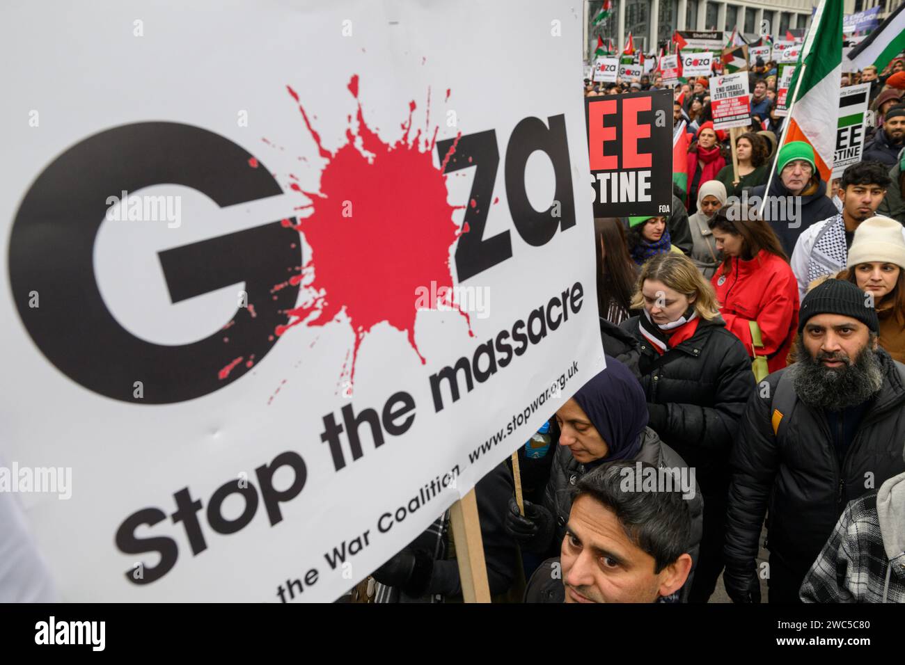 Manifestants dans une marche pro-palestinienne, appelant à un cessez-le-feu de l'offensive militaire en cours à Gaza par les forces de défense israéliennes. La marche a commencé un Banque D'Images