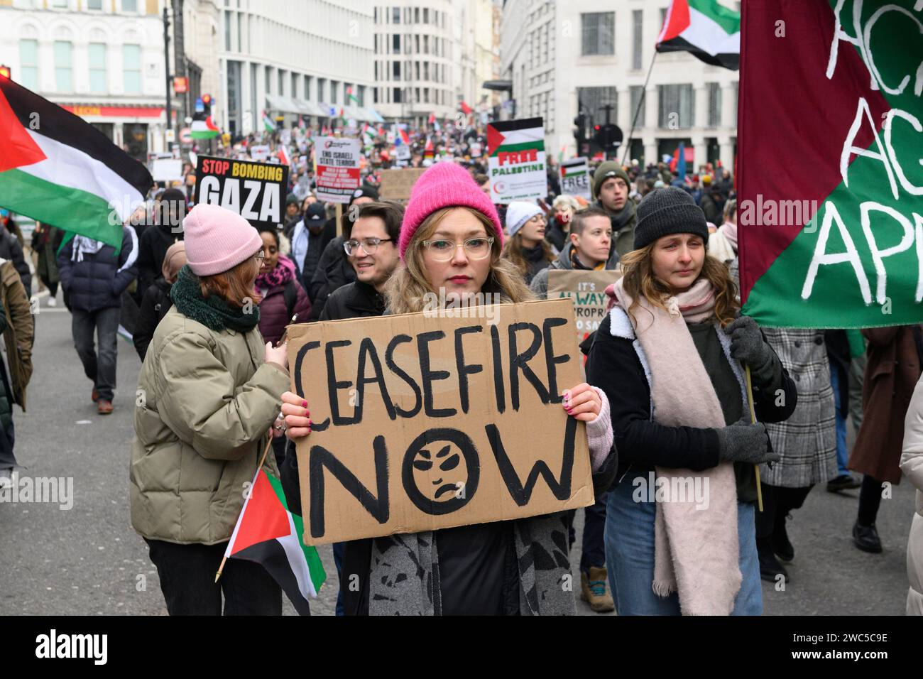 Manifestants dans une marche pro-palestinienne, appelant à un cessez-le-feu de l'offensive militaire en cours à Gaza par les forces de défense israéliennes. La marche a commencé un Banque D'Images