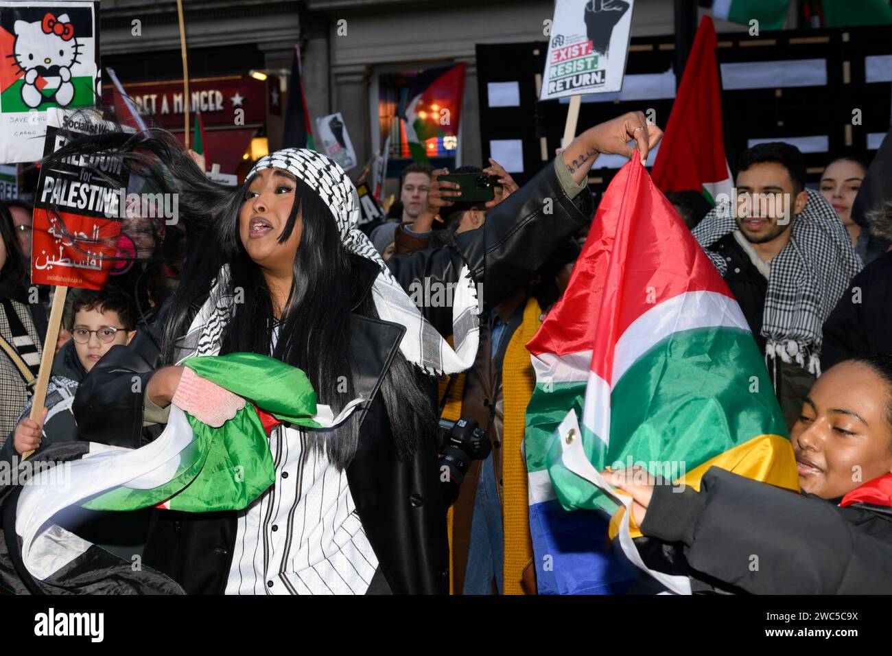 Manifestants dans une marche pro-palestinienne, appelant à un cessez-le-feu de l'offensive militaire en cours à Gaza par les forces de défense israéliennes. La marche a commencé un Banque D'Images