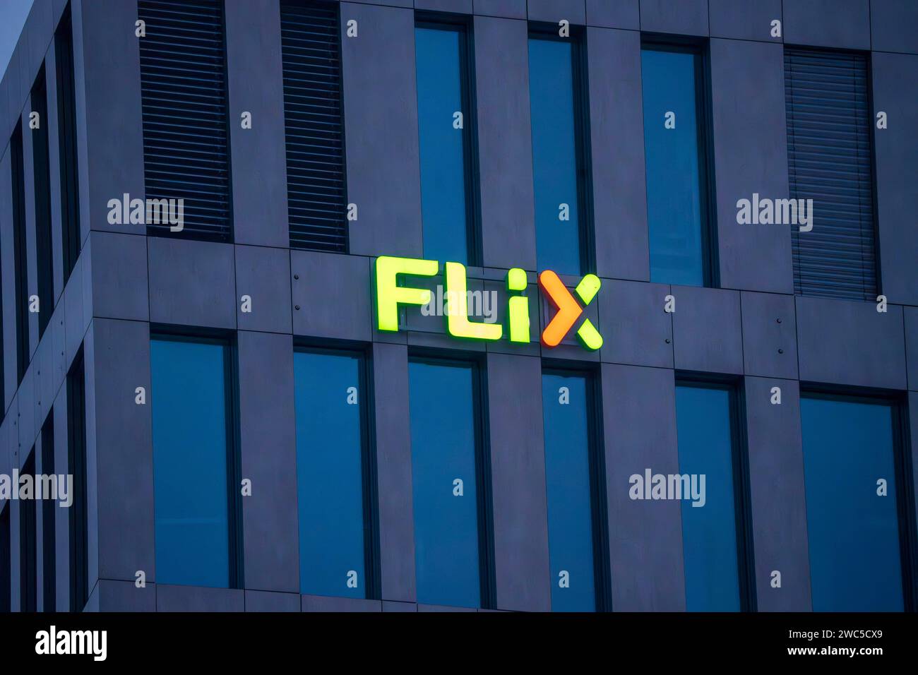Flix logo an der Flixbus Zentrale in München, Januar 2024 Deutschland, München, Januar 2024, Flixbus logo an der Firmenzentrale in Brücke, Friedenheimer München, Wirtschaft, Unternehmen, Bayern *** logo Flix au siège de Flixbus à Munich, janvier 2024 Allemagne, Munich, janvier 2024, logo Flixbus au siège de la société à Munich, Friedenheimer Brücke, économie, entreprise, Bavière Banque D'Images