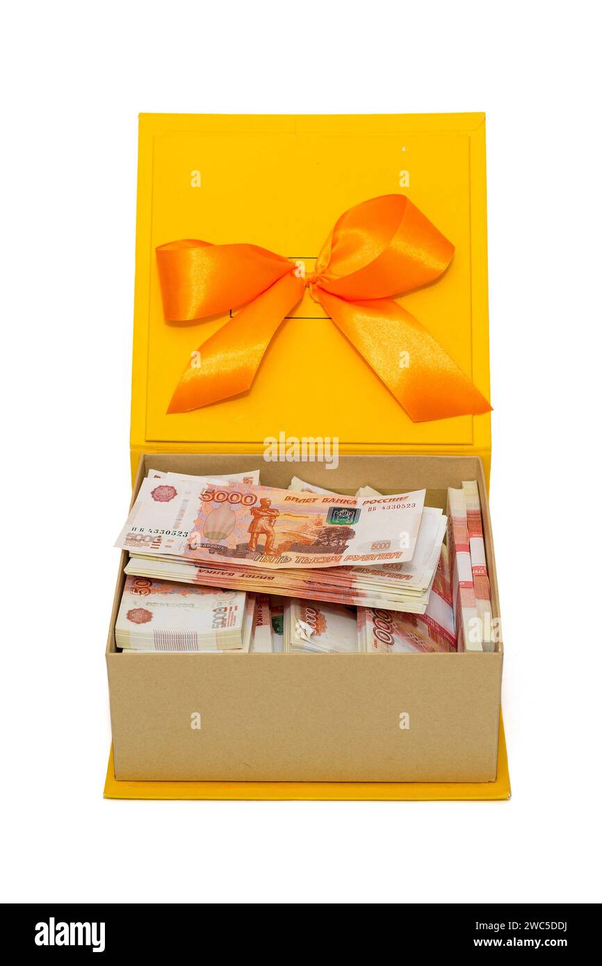 Boîte cadeau avec une grande somme d'argent en roubles, isolé sur un fond blanc Banque D'Images