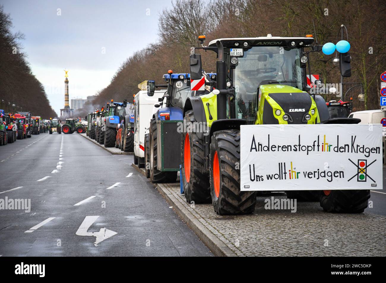 Berlin, Allemagne. 14 jan.2024.les agriculteurs et les camionneurs protestent contre la réduction des subventions au Brandenburger Tor. Crédit : Pmvfoto/Alamy Live News Banque D'Images