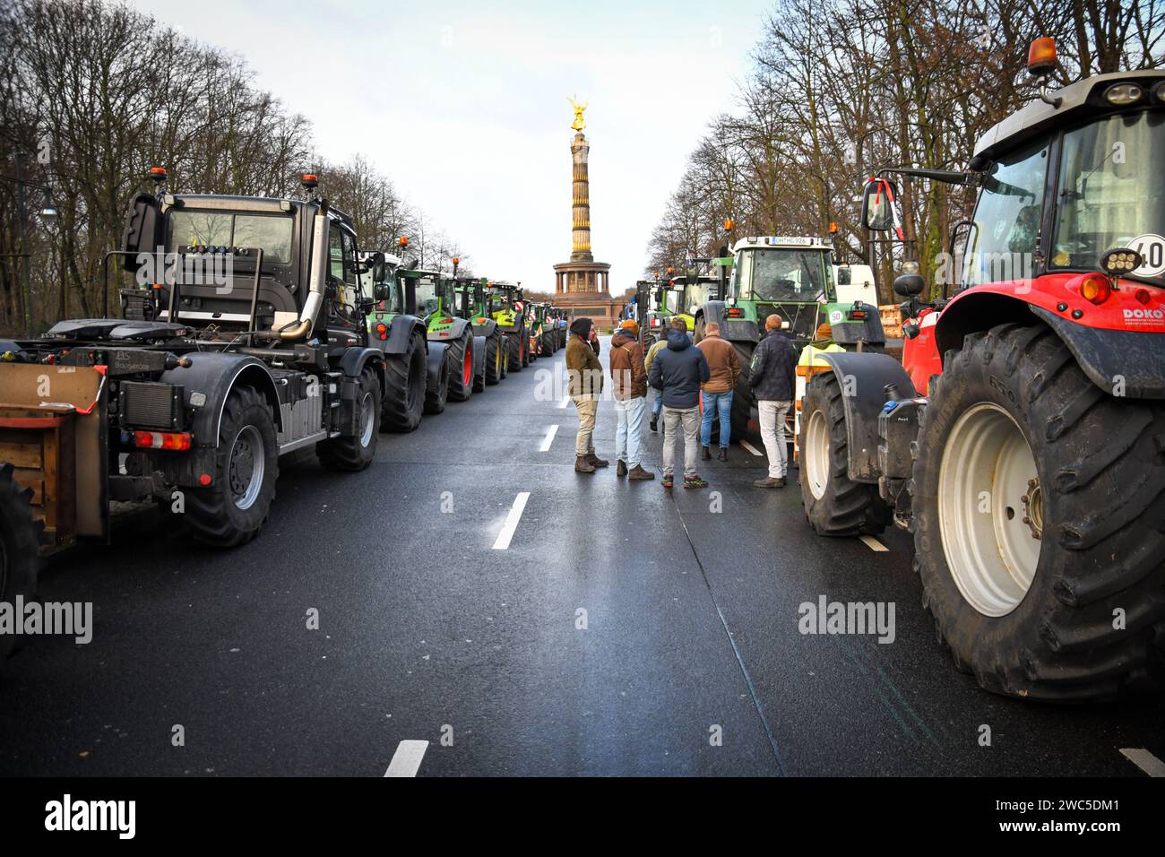 Berlin, Allemagne. 14 jan.2024.les agriculteurs et les camionneurs protestent contre la réduction des subventions au Brandenburger Tor. Crédit : Pmvfoto/Alamy Live News Banque D'Images