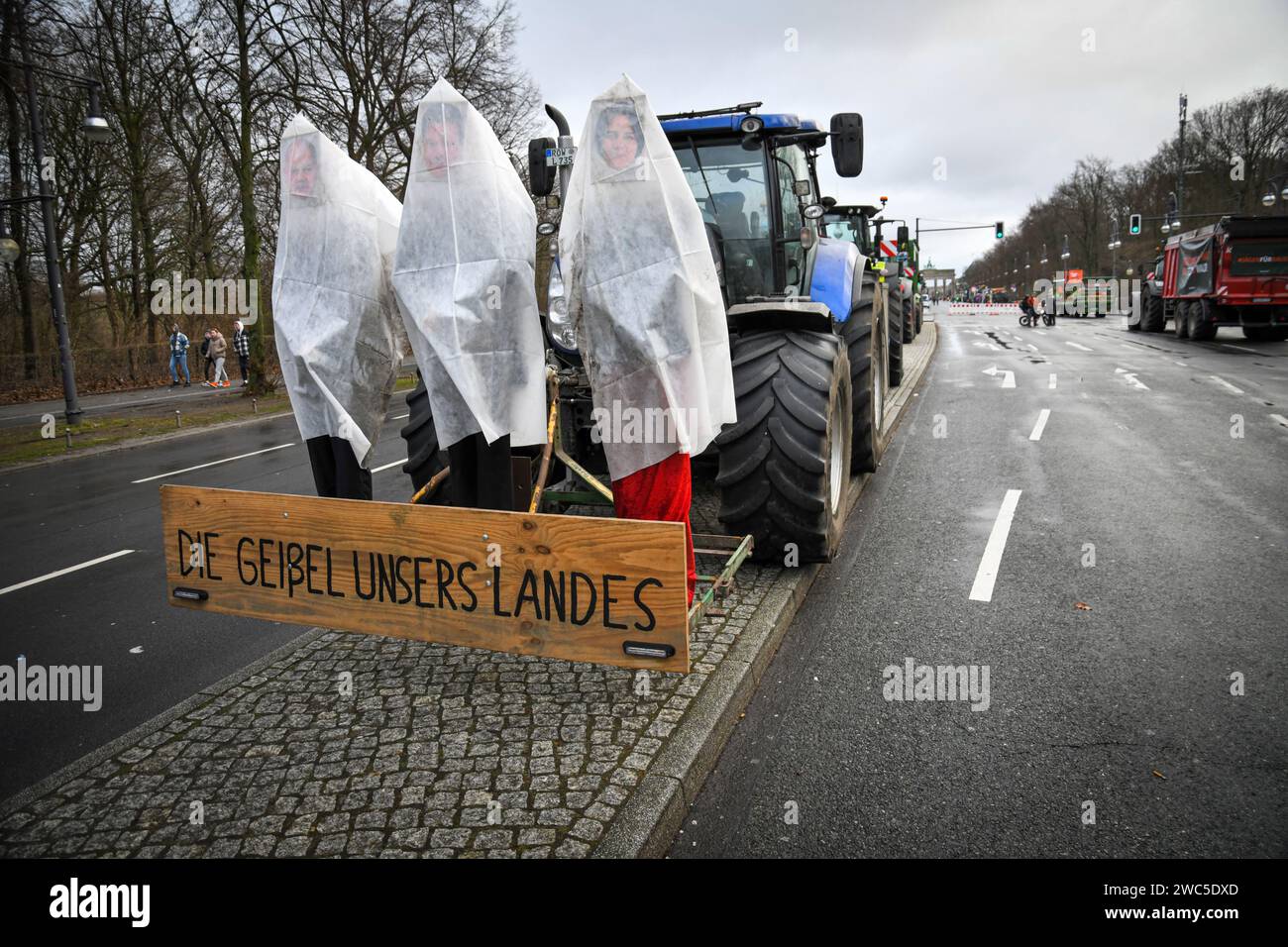Berlin, Allemagne. 14 jan.2024.les agriculteurs et les camionneurs protestent contre la réduction des subventions au Brandenburger Tor. Crédit : Pmvfoto/Alamy Live News Banque D'Images