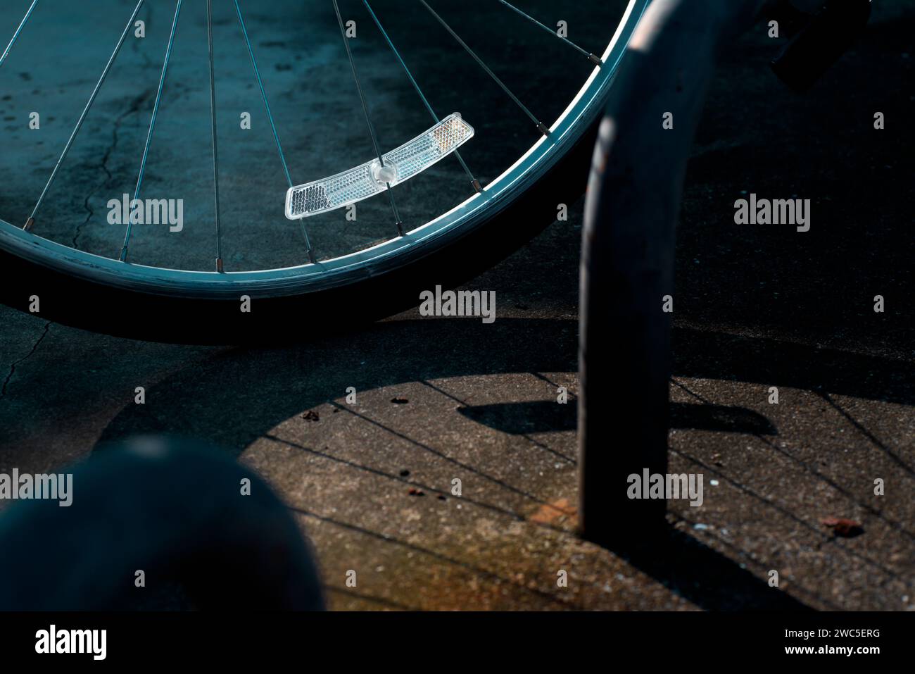 Le réflecteur de sécurité de nuit de roue de bicyclette est focalisé avec des ombres Banque D'Images