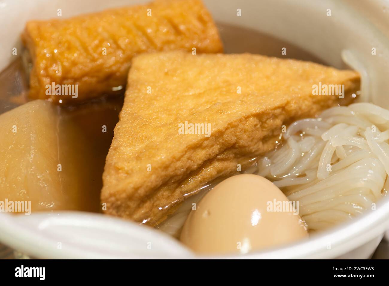 Oden - un plat japonais d'hiver servi dans un bol en polystyrène du dépanneur au Japon. Gros plan. Banque D'Images