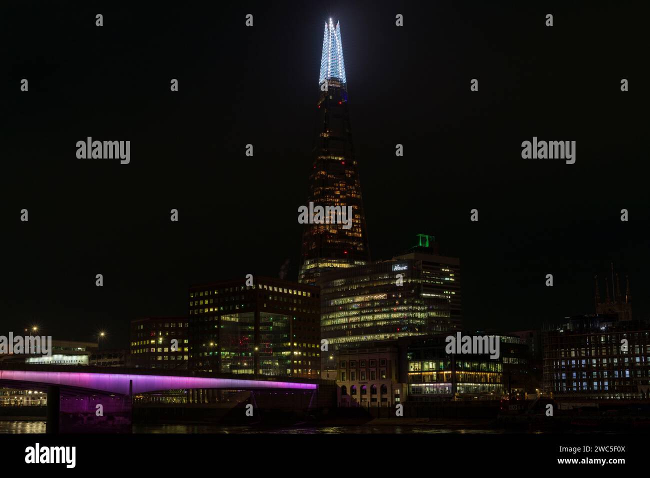 The Shard avec illuminations spéciales Shard Lights 2023 & London Bridge, Londres, Angleterre. Banque D'Images