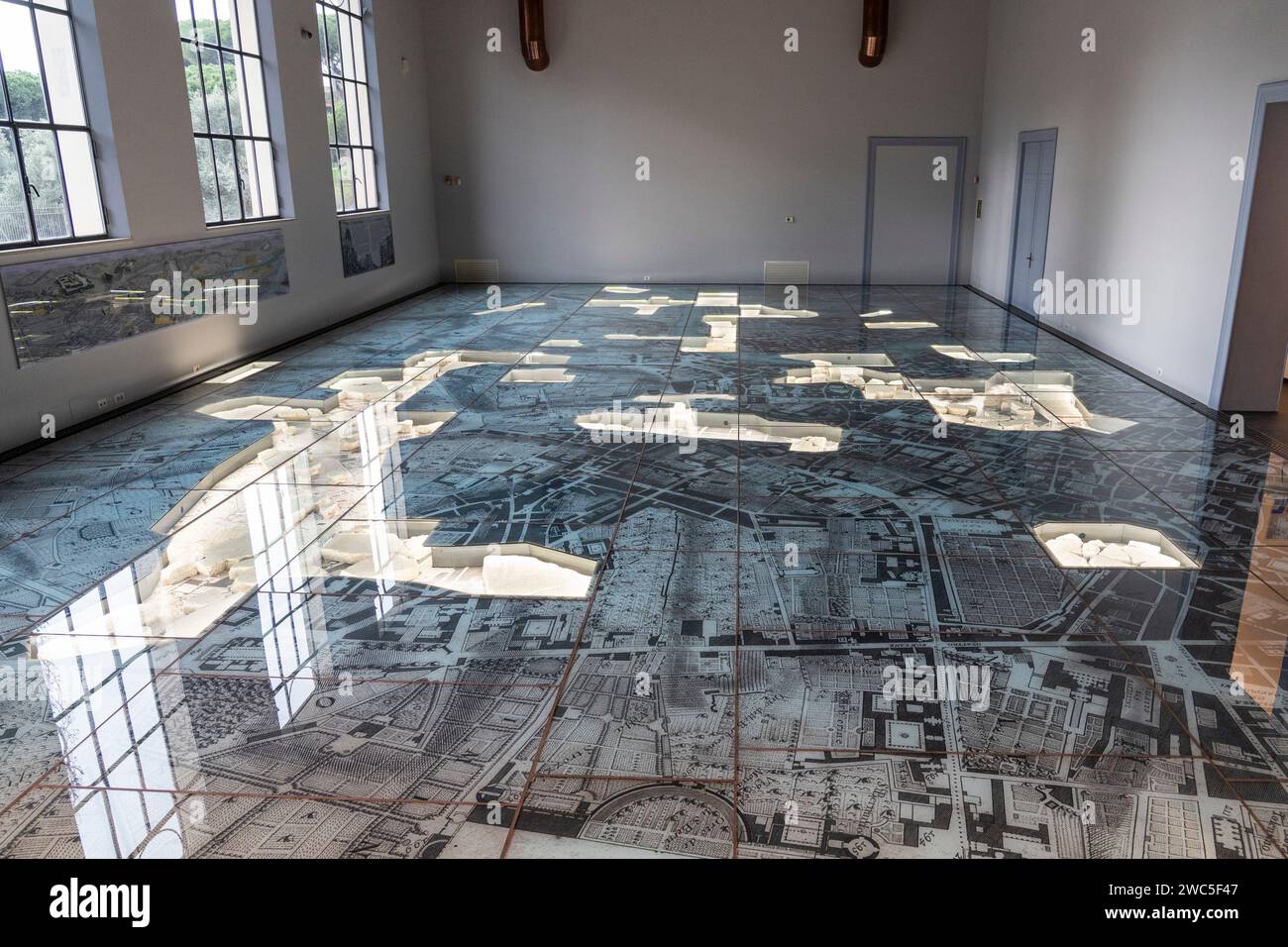 11 janvier 2024, Rome, Italie : vue générale de la carte de marbre originale de la Rome antique â€˜Forma Urbis Romaâ€™..des fragments du célèbre â€˜Forma Urbis Romaeâ€™ sont conservés dans le â€˜Forma Urbis Museumâ€™: la gigantesque dalle de marbre représentant la carte de la Rome antique, qui mesurait 18 x 13 mètres gravée sur 150 dalles de marbre, entre 203 et 211 après J.-C., sous l'empereur Septime sévère. (Image de crédit : © Stefano Costantino/SOPA Images via ZUMA Press Wire) USAGE ÉDITORIAL SEULEMENT! Non destiné à UN USAGE commercial ! Banque D'Images