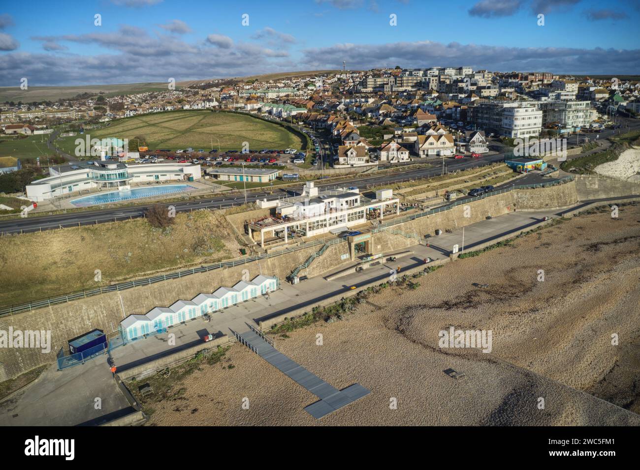 Photo aérienne du Lido art déco Saltdean et du WhiteCliffs Saltdean Cafe sur le front de mer dans l'East Sussex en Angleterre avec les South Downs dans le backgr Banque D'Images
