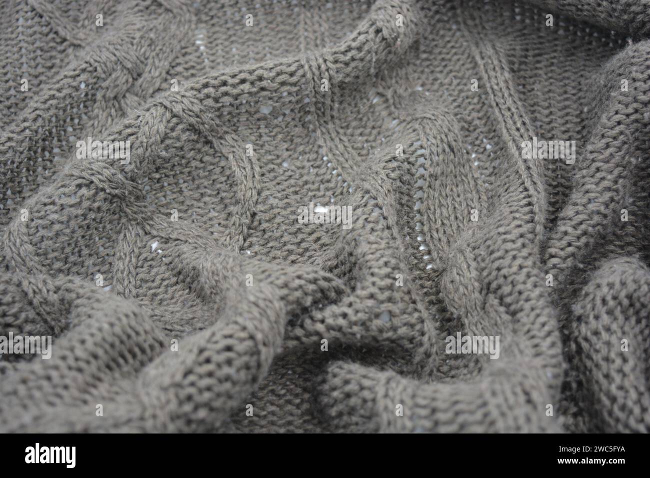 Belle et élégante tricotée à partir de fil de laine marron avec un beau motif, un motif intéressant disposé sur un fond blanc. Banque D'Images