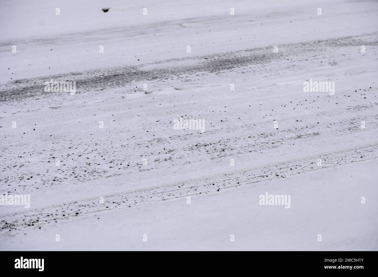 Hradek nad Nisou - Schneefall sorgt für schöne Landschaft im Lausitzer Gebirge 14.01.2024 Hradek nad Nisou OT Dolni sedlo Lausitzer Gebirge im Foto : Vereiste Straße mit Streugut Schneefall im Lausitzer Gebirge in Tschechien sorgt für schöne Natur und vereiste Straßen. Hradek nad Nisou Dolni sedlo Kraj Liberec Tschechien *** Hradek nad Nisou les chutes de neige donnent de beaux paysages dans les montagnes lusatiennes 14 01 2024 Hradek nad Nisou OT Dolni sedlo montagnes lusatiennes dans la photo route glacée avec de fortes chutes de neige dans les montagnes lusatiennes en République tchèque fait pour belle nature et routes glacées HR Banque D'Images