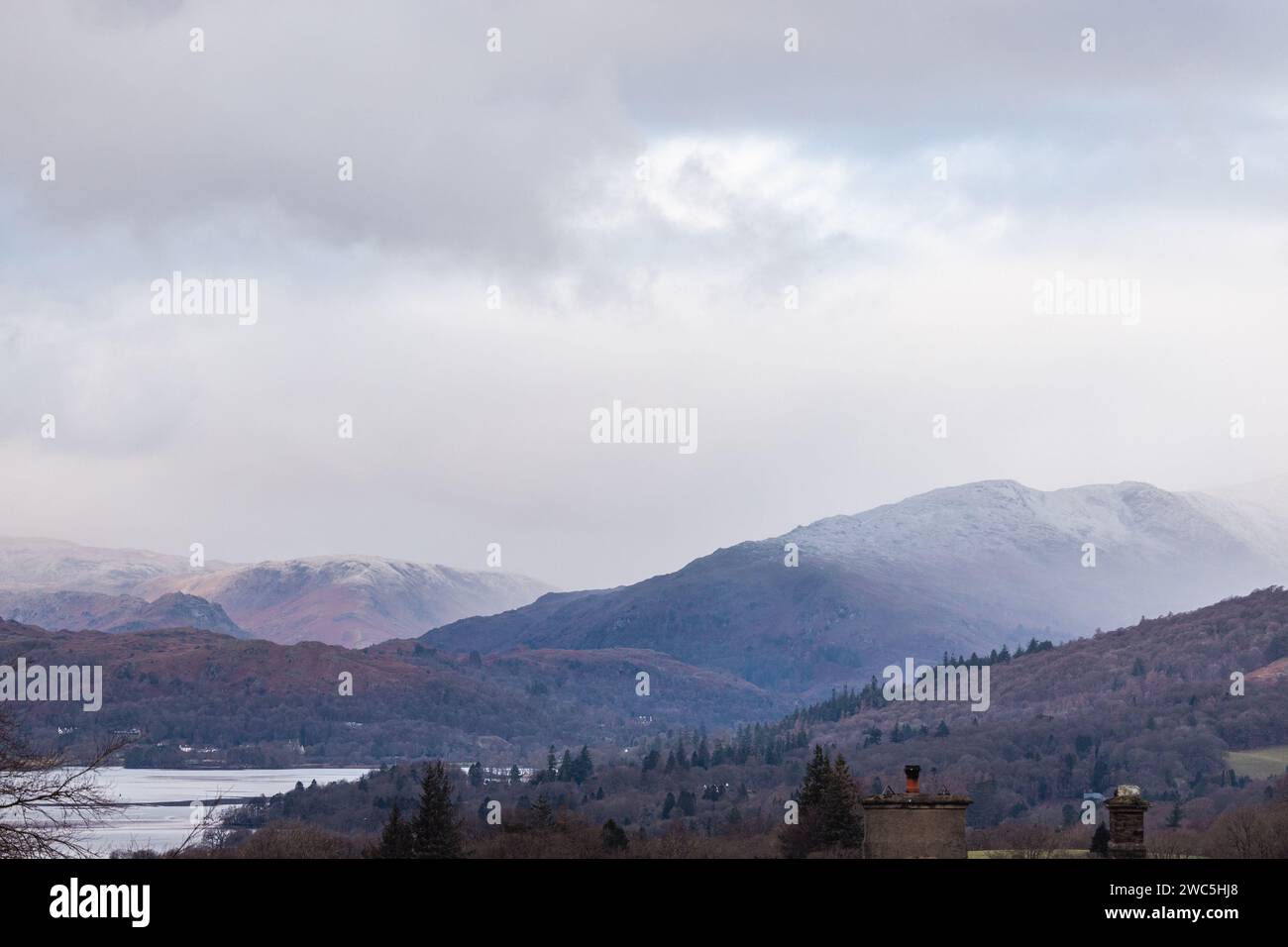 Cumbria, Royaume-Uni. 14 janvier 2024. UK Météo. Neige sur les hautes felles autour du bassin nord du lac Windermere le Lake District . Crédit : Gordon Shoosmith/Alamy Live News Banque D'Images