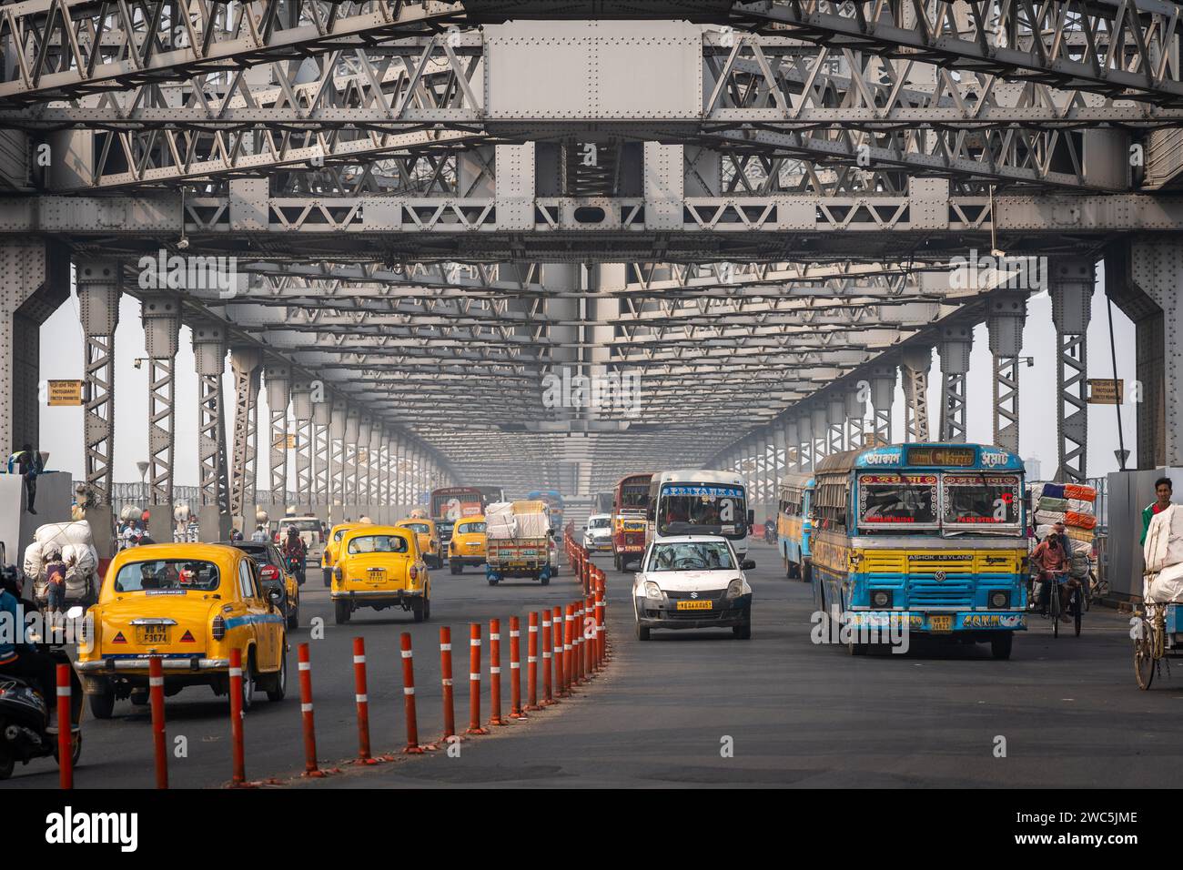 Trafic sur l'emblématique Howrah Bridge, le pont cantilever le plus achalandé au monde, à Kolkata, Bengale occidental, Inde. Banque D'Images
