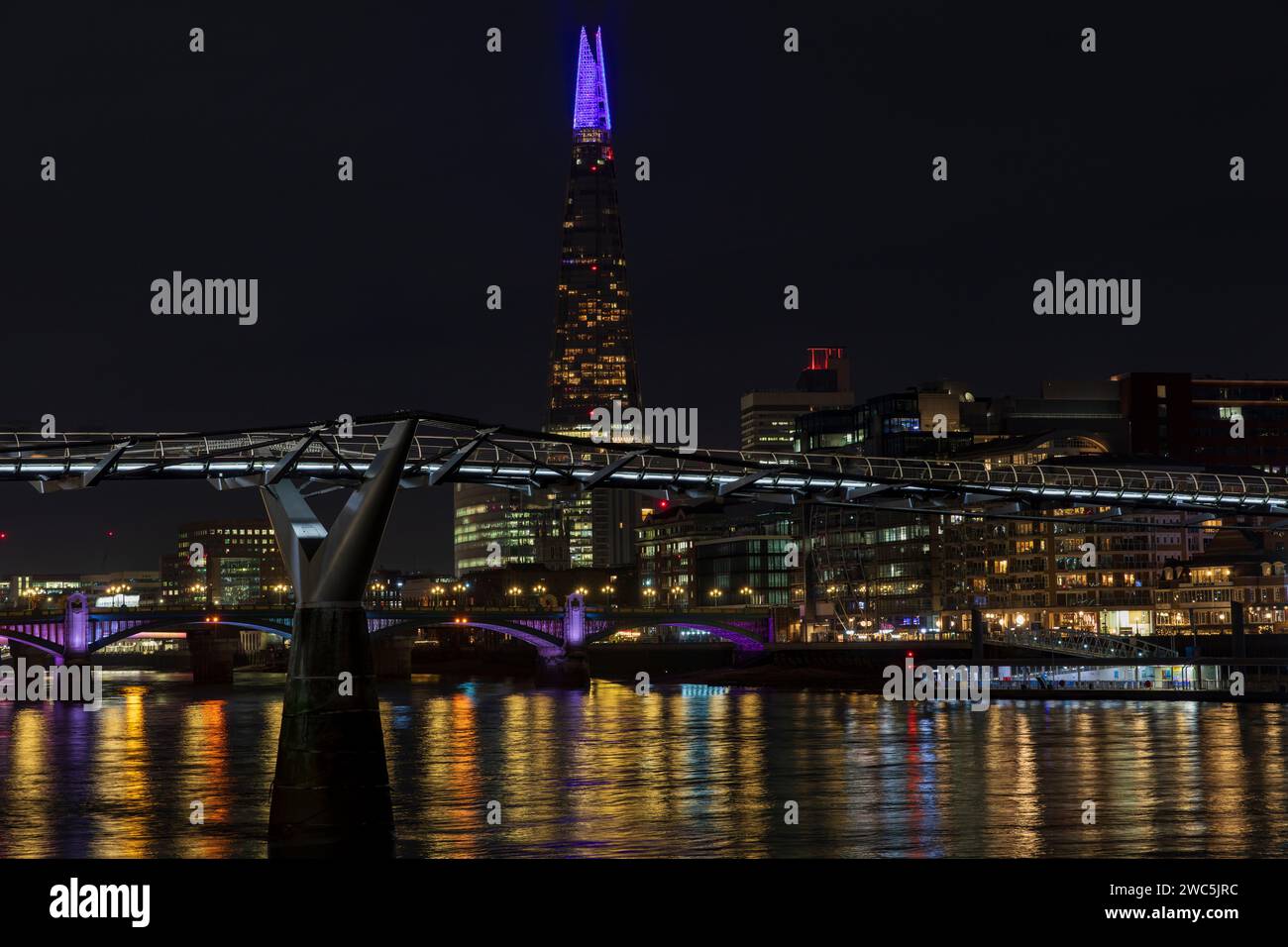 The Shard avec illuminations spéciales Shard Lights 2023 et Millennium Bridge la nuit, Londres, Angleterre. Banque D'Images