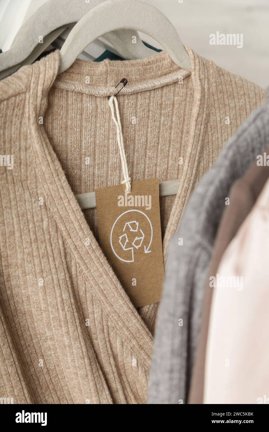 Gros plan de l'étiquette de vêtements avec l'icône de recyclage. Concept de recyclage des produits. Zéro déchet, production suistainale, protection de l'environnement et concept de réutilisation. Banque D'Images