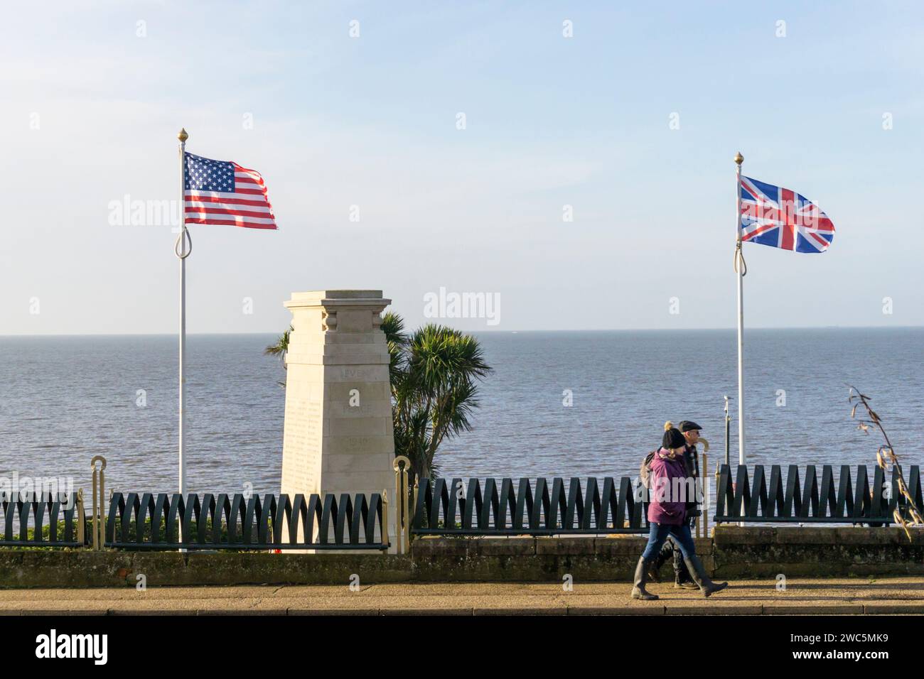 Les drapeaux britanniques et américains flottent à côté du monument aux morts sur la falaise de Hunstanton dans le Norfolk. Banque D'Images