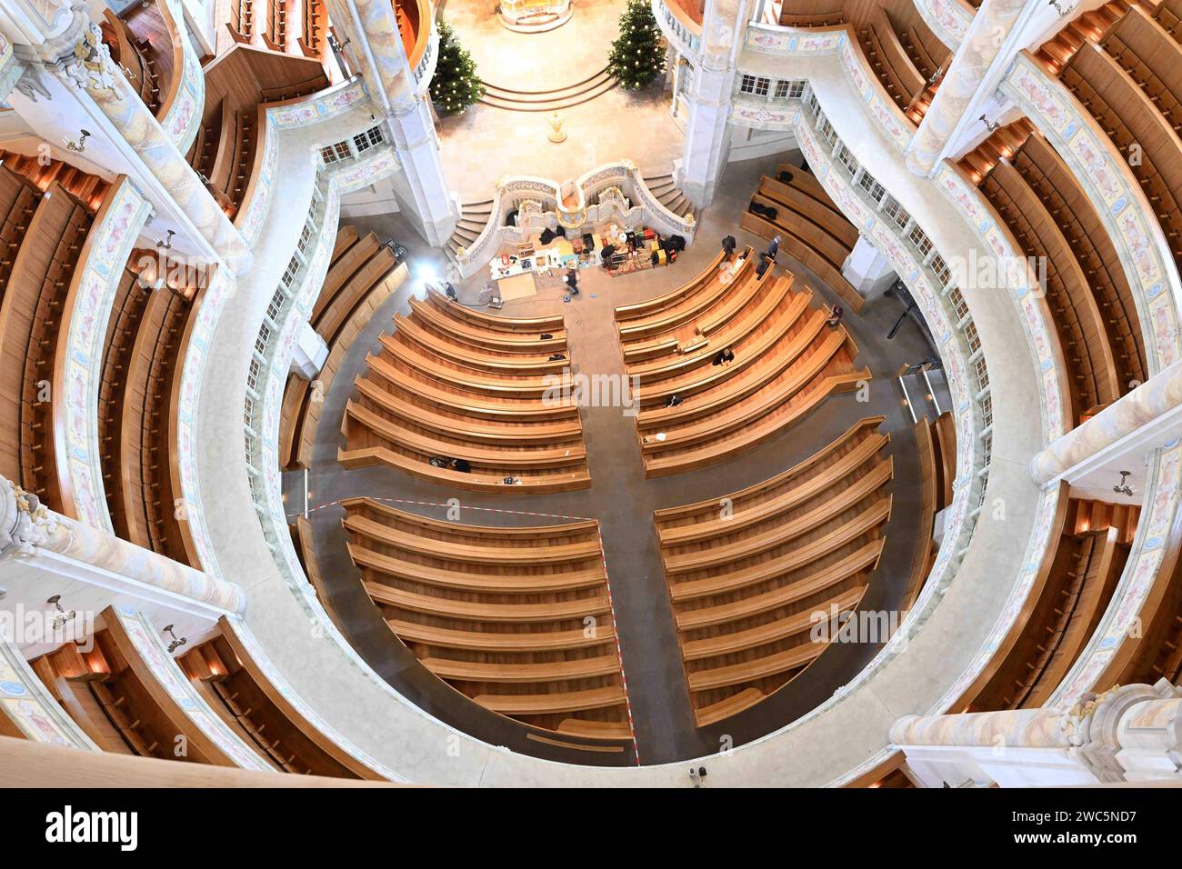 GER Sachsen Dresden Frauenkirche Wartungs- und Reinigungsarbeiten in der Kirche - BEI der jährlichen Schliesszeit , die immer in der 2. Woche des Jahres genutzt wird - es sind über die Woche verteilt 40 Restauratoren, Maler, Tischler, Elektriker und Reinigungskräfte am Instandsetzen von kleineren Schäden was SO 45 000 Euro - die aus eigenen Mitteln aufgebracht werden - dies geschieht seit 2008 - die Kirche wurde 2005 wiedereröffnet 080124 0801,24 Dresden *** GER Sachsen Dresden Frauenkirche travaux d'entretien et de nettoyage de l'église pendant la fermeture annuelle heure, qui est toujours utilisée dans le Banque D'Images